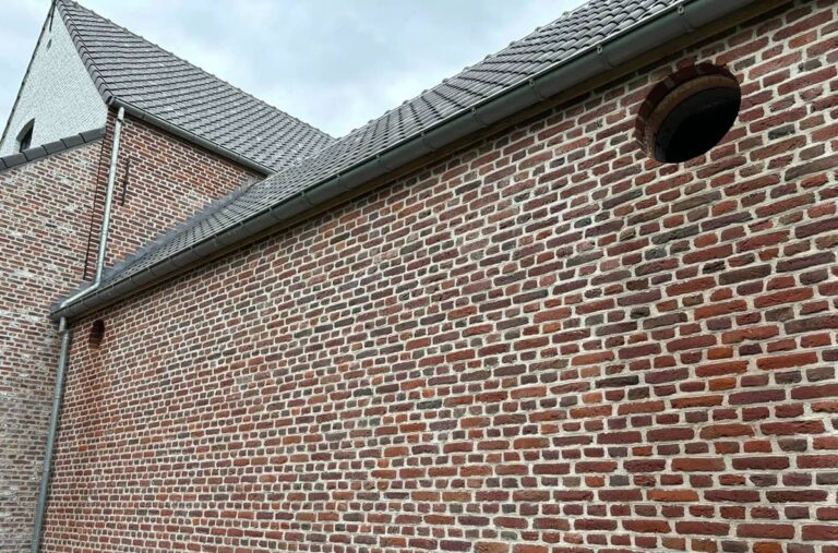 gat boren in buitenmuur baksteen